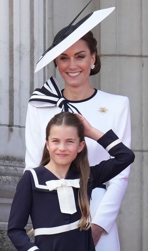 Photo : Il s'agit d'un bracelet de cheville que Charlotte de Galles porte. Catherine Kate Middleton, princesse de Galles, la princesse Charlotte - Les membres de la famille royale britannique au balcon du Palais de Buckingham lors de la parade militaire "Trooping the Colour" à Londres le 15 juin 2024 © Julien Burton / Bestimage  - Purepeople Trooping The Colour, Shakira, The Colour, Elizabeth Ii, Princess Diana, Queen Elizabeth, Kate Middleton, Selena Gomez, Prince