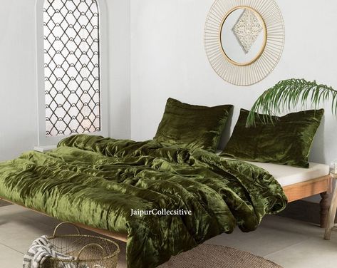 JaipurCollecsitive - Etsy Iceland Velvet Bed Cover, Crushed Velvet Bed, Velvet Duvet Cover, Velvet Bedding, Green Comforter, Velvet Comforter, Modern Duvet Covers, Velvet Bedding Sets, Velvet Duvet