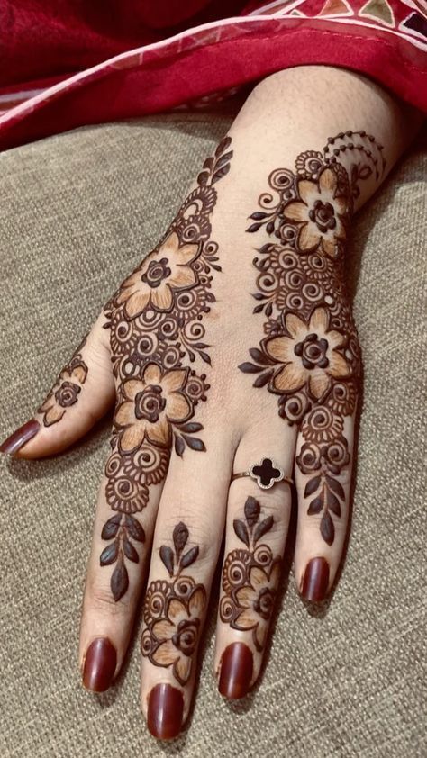 Mehndi Designs For Kids, Very Simple Mehndi Designs, Simple Mehndi Designs Fingers, Latest Henna Designs, Rose Mehndi Designs, Mehndi Designs Front Hand, Latest Simple Mehndi Designs, Full Hand Mehndi Designs, Circle Mehndi Designs