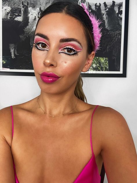 Pink Flamingo Makeup Tutorial | Sivan Ayla #makeup #pinkeyeshadow #pinkflamingomakeup Flamingo Face Makeup, Flamingo Costume Makeup, Flamingo Makeup Look, Flamingo Makeup Halloween, Flamingo Costume Diy, Pink Flamingo Costume, Flamingo Makeup, Flamingo Halloween Costume, Pink Lips Art