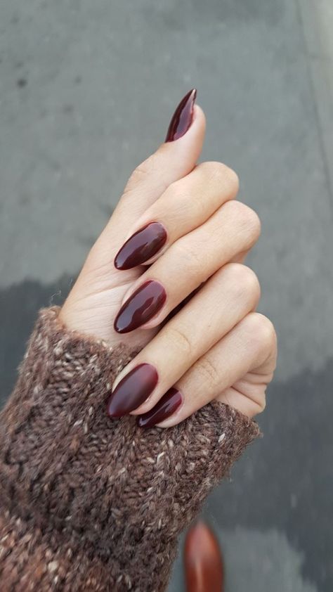 ▷1001 + Ideas for Trendy and Beautiful Almond Shaped Nails Kutek Disney, Acrylic Nail Shapes, Manikur Kuku, Almond Shape Nails, Almond Nails Designs, Almond Acrylic Nails, Burgundy Nails, Super Nails, Dark Nails