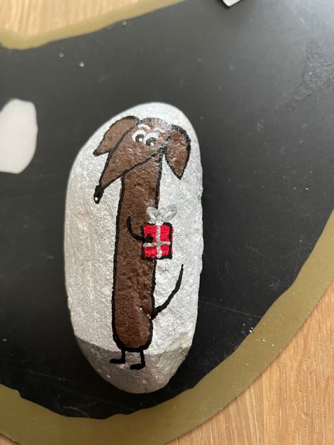 Dachshund painted on a rock Dachshund Rock Painting, Dog Painted Rocks Ideas, Dachshund Painting, Happy Stones, Dog Rocks, Painted Rocks Diy, Painted Shells, Rock Painting Ideas Easy, Kindness Rocks