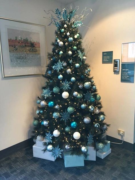 Green Theme Christmas Tree Ideas, Christmas Tree Ideas Turqoise, Blue Decorated Christmas Trees Ideas, Teal And White Christmas Tree, Christmas Tree Ideas Light Blue, Christmas Tree Ideas Teal, Color Themed Christmas Trees, Teal And Silver Christmas Decor, Blue Christmas Tree Decorations Ideas