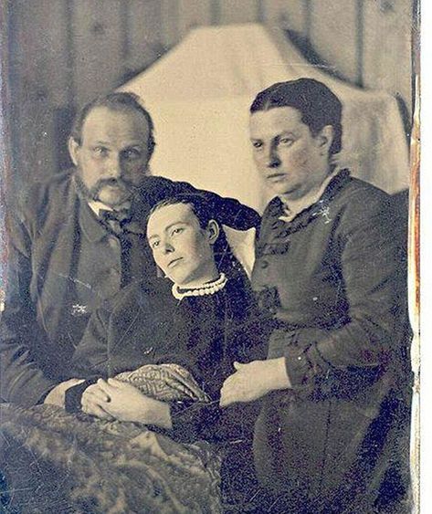 "Long exposures when taking photographs meant that the dead were often seen more sharply than the slightly-blurred living, because of their lack of movement" - https://www.bbc.com/news/uk-england-36389581 Saved from: https://imgur.com/gallery/se5bp 1800s Photography, Creepy Old Photos, Memento Mori Photos, Images Terrifiantes, Post Mortem Pictures, Creepy Photos, The Victorian Era, Historical Women, Momento Mori