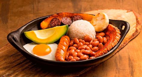 Cómo preparar Bandeja paisa, ingredientes, paso a paso y valor nutricional. Una receta de Antioquia - Colombia. Columbian Recipes, Colombian Dishes, Mango Verde, Colombian Cuisine, Fried Bananas, Colombian Food, Fried Pork, Christmas Dishes, Breakfast Cookies