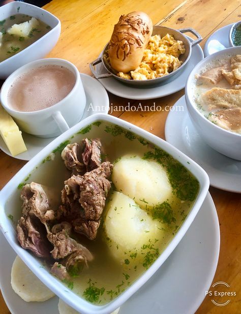 Desayuno colombiano. Caldo de costilla, chocolate con queso, huevos pericos y pan. La Vaca Que Ríe, vía Bogotá-Melgar Columbian Recipes, Colombian Dishes, Breakfast Presentation, Colombian Food, Hispanic Food, Midoriya Izuku, Dinner Plan, Delicious Soup, Cooking Dinner