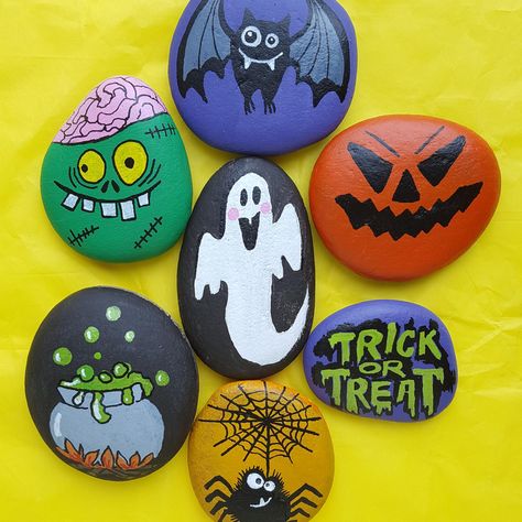 Halloween Rock Painting Ideas, Halloween Rock Painting, Spooky Outdoor Halloween Decor, Acrylic Painting For Kids, Paint Pens For Rocks, Rock Painting Tutorial, Story Stones, Halloween Stories, Rock Painting Ideas