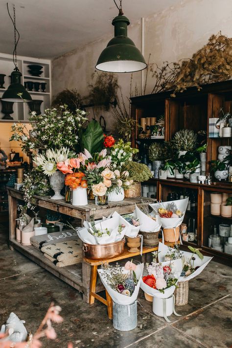 Flower Displays Retail, Flower And Plant Shop, Flower Shop Front Display, Fresh Flower Display Stand, Flower Shop Vintage, Floral Booth Display, Store Flower Display, Vintage Flower Shop Interior, Pop Up Flower Shop Display