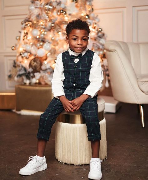 Toddler Boy Santa Pictures Outfit, Boys Christmas Photoshoot, Toddler Boy Christmas Pictures, Boy Christmas Photoshoot, Outfit Navidad, Christmas Party Attire, Red Christmas Outfit, Holiday Outfits Christmas, Boys Christmas Outfits