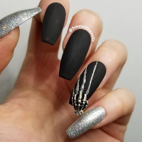 Black Nails For Halloween, Nails Skeleton, Nails For Halloween, Matte Black Nails, Skeleton Hand, Skeleton Hands, Nail Charms, Halloween Skeletons, Black Nails