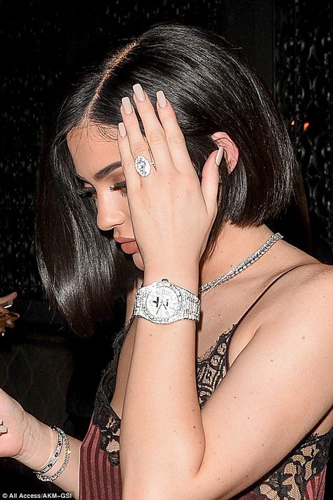 Trying to tell us something? Most noticeable was the huge diamond ring she wore on her wed... Kylie Jenner Engagement Ring, Kylie Jenner Watch, Kylie Jenner Jewelry, Kylie Kenner, Kylie Jenner Rings, Huge Diamond Rings, Dash Dolls, Kylie Jenner Nails, Bracelet Cartier