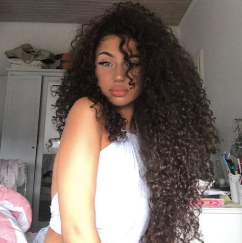 Pinterest:bellaxlopes✨✨ Long Curly Hair 3b, Curly Hair 3b, Curly Hair Goals, 3b Hair, Beautiful Curly Hair, Curly Hair Inspiration, Sisterlocks, Grunge Hair, Long Curly Hair