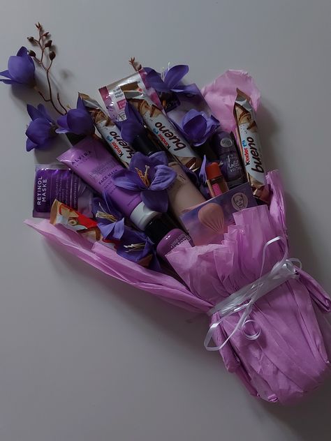 Cute Baskets For Moms Birthday, Purple Gift Ideas For Women, Purple Birthday Gift Baskets, Light Purple Gift Basket Ideas, Purple Present Box Gift Ideas, Purple Gift Basket Ideas Birthday, Purple Gift Box Ideas Birthday, Gift Basket Ideas For Women Birthday, Purple Themed Gift Basket