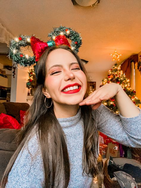 Best Mickey Ears, Christmas Diy Headband, Christmas Mickey Ears Diy, Christmas Minnie Ears, Creative Christmas Hat Ideas, Christmas Disney Ears, Christmas Headband Diy, Christmas Mickey Ears, Disney Christmas Outfits