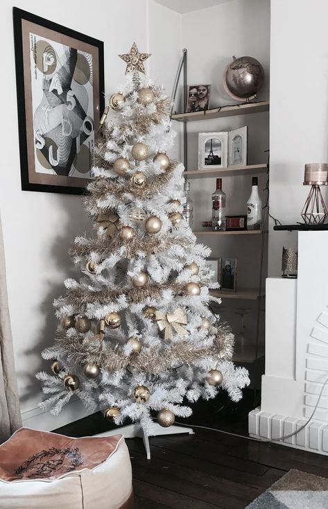 Mini Christmas Tree Modern, White Small Christmas Tree Ideas, Small Plastic Christmas Tree, White Tree Gold Ornaments, White Xmas Tree Ideas, White Mini Christmas Tree, Silver And Blue Christmas Tree, Christmas Tree Dyi, Small White Christmas Tree