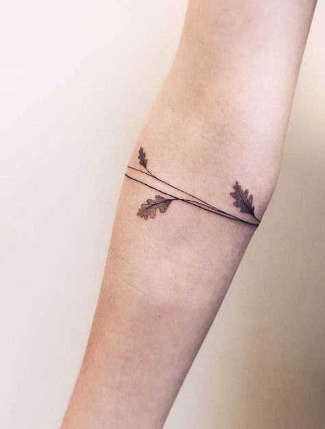 Armband Tattoo Frau, Tattoo Trees, Arm Cuff Tattoo, Straight Line Tattoo, Armband Tattoo Meaning, Line Tattoo Arm, Arm Wrap Tattoo, Around Arm Tattoo, Cuff Tattoo