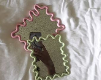 Squiggly Mirror, Mirror Painting Ideas, Squiggle Mirror, Spiegel Diy, Funky Mirrors, Trendy Mirrors, Retro Mirror, Wavy Mirror, Flower Mirror