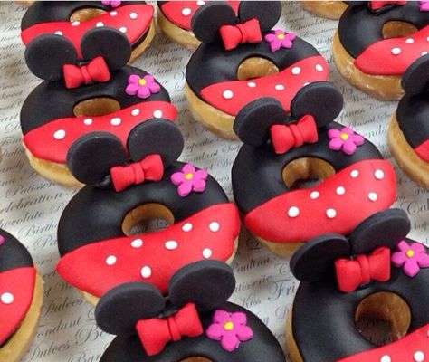 Minnie Mouse Doughnut, Mickey Mouse Donuts Ideas, Minnie Mouse Donut Party, Cake Mix Donuts, Γενέθλια Mickey Mouse, Hipster Food, Donut Decorating Ideas, Fancy Donuts, Minnie Mouse Birthday Party Decorations