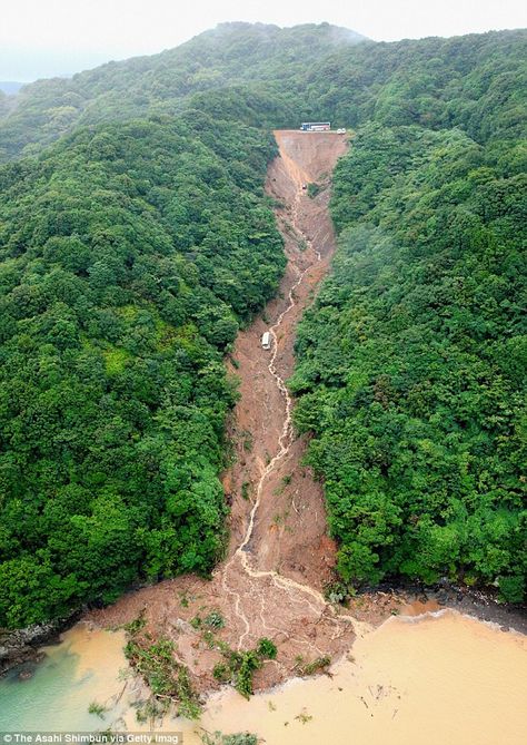 Cars are left teetering on the brink while other vehicles are washed away in a mountain mudslide in Japan Natural Disasters Lessons, Hazard Wallpapers, Edge Of A Cliff, Japan Picture, Mudslide, Rescue Workers, Tokushima, Wild Fire, Park Pictures