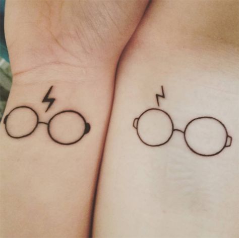 The perfect matching tattoos for Harry Potter nerds. Matching Harry Potter Tattoos, Harry Potter Scar Tattoo, Tattoos Matching, Freedom Tattoos, Cage Tattoos, Hp Tattoo, Matching Best Friend Tattoos, Potter Tattoo, Bestie Tattoo