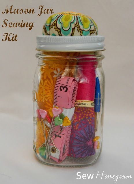 Diy Christmas Gifts Sewing, Mason Jar Sewing Kit, Sewing Kits Diy, Christmas Diy Sewing, Holiday Hand Towels, Sewing Christmas Gifts, Mason Jar Projects, Diy Gifts For Friends, Mason Jar Crafts Diy