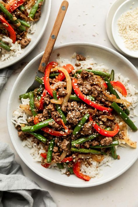 A simple Ground Beef Stir Fry featuring budget-friendly lean ground beef, veggies, and a simple sweet-and-savory sauce, done in 30 minutes. Ground Beef Stir Fry, Beef Stir Fry Recipes, Healthy Ground Beef, 30 Minute Meals Easy, Ground Beef Recipes Healthy, Prep Lunch, Chicken Skillet, Beef Bowls, Easy Stir Fry