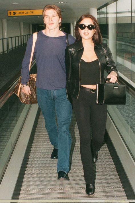 1997 - Victoria and David leaving Heathrow to the south of France Spice Girls Outfits, Victoria Adams, Style Victoria Beckham, Posh And Becks, Luanna Perez, Victoria And David, Victoria Beckham Outfits, David And Victoria Beckham, Victoria Beckham Style