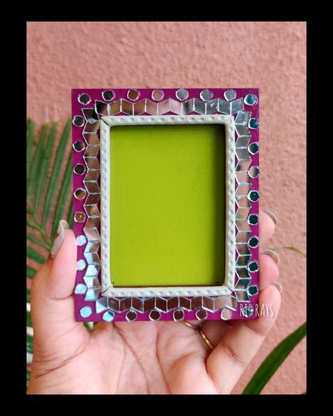 Rakshabandhan special Gift Lippan Art On Photo Frame, Lippan Art Photo Frame, Rukhvat Ideas, Mouldit Art, Limpan Art, Easy Diy Mirror Frame, Diy Trays, Mould Art, Lippan Kaam