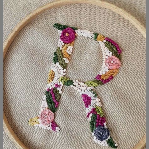 Hand Embroidery Letters, Chest Tattoo Ideas, Sulaman Pita, Embroidery Hoop Art Diy, Embroidery Lessons, Haiwan Lucu, Hand Embroidery Patterns Flowers, Floral Embroidery Patterns, Diy Embroidery Patterns