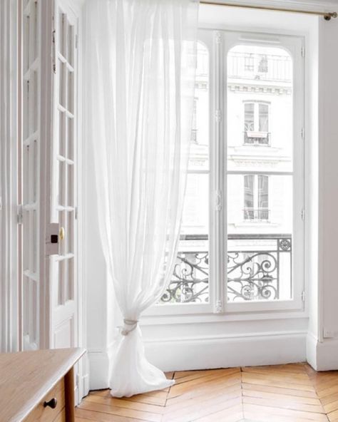 Parisian Curtains, Parisienne Apartment, Parisian Windows, Parisian Apartment Decor, Apartment Curtains, Apartment Paris, Paris Interiors, Modern Classic Interior, Parisian Interior