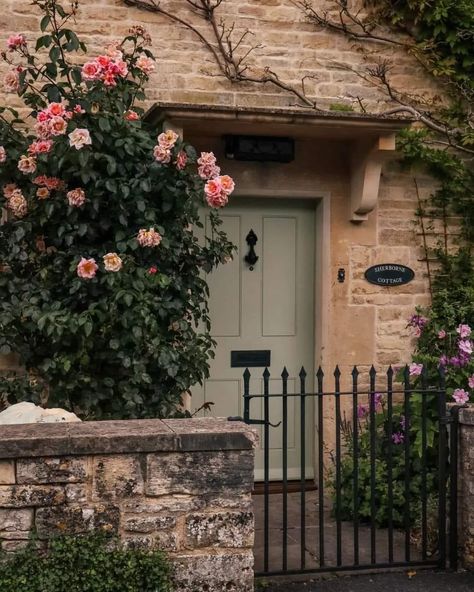 Old English Cottage Exterior, Cottage Entrance, English Cottage Exterior, Cottage Garden Sheds, Old English Cottage, Lilac Cottage, Cottage Front Doors, Kerb Appeal, English Country Cottage