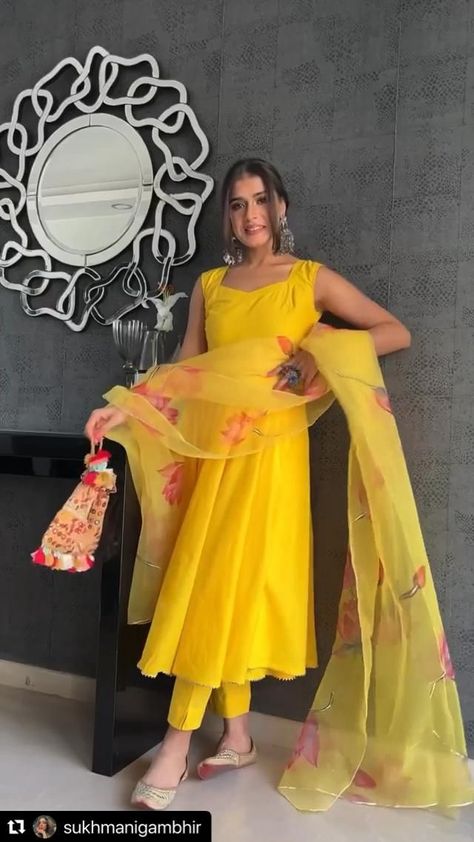 Yellow Suit Styling, Simple Yellow Kurti For Haldi Function, Yellow Frock Design, Plain Yellow Suit Designs, Yellow Kurti Design For Haldi, Beautiful Dress Designs Indian, Lemon Yellow Kurti, Simple Haldi Dress Ideas, Yellow Kurti Design