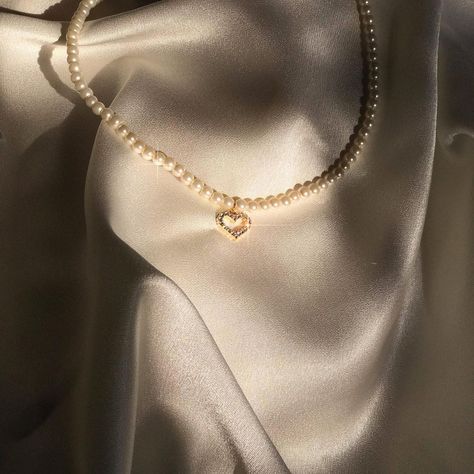 Pearls Aesthetic Jewelry, Pearl Aesthetic Necklace, Pearl Necklaces Aesthetic, Aesthetic Pearl Jewelry, Cute Necklaces Aesthetic, Pearl Jewelry Aesthetic, Aesthetic Pearl Necklace, Cute Pearl Necklace, Diy Necklace Ideas