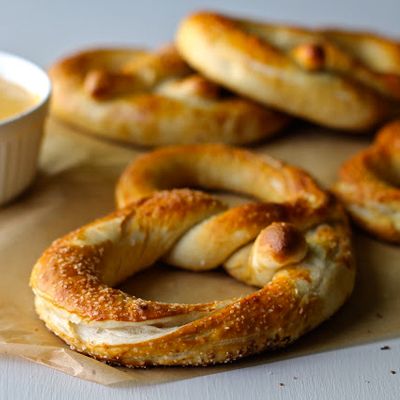 Auntie Annes Pretzels, Auntie Anne, Auntie Annes, Pretzels Recipe, Coarse Salt, God Mat, Soft Pretzels, Sparkly Things, Cat Recipes