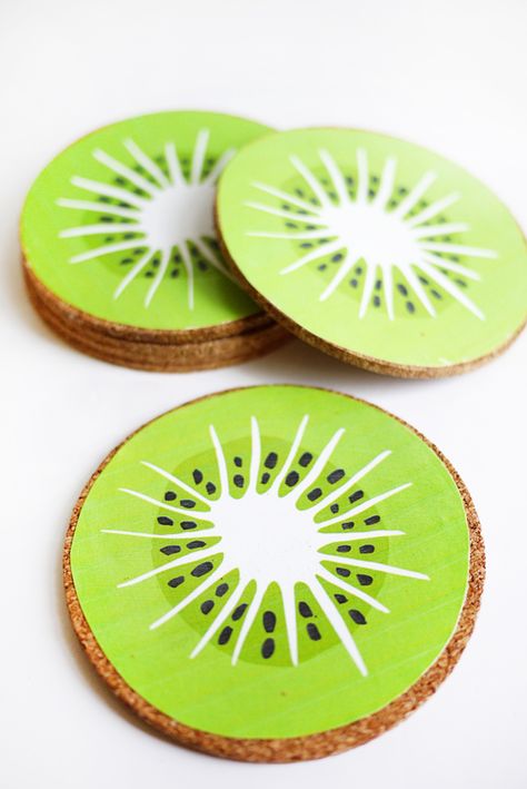 Printable Kiwi Drink Coasters Fruit Coasters Paint, Wood Slice Painting Ideas Easy, Kiwi Coaster, Costers Diy, Kiwi Drink, Quick Diy Gifts, Christmas Presents For Him, Coaster Projects, Coasters Diy