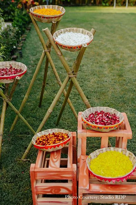 Haldi Ceremony Theme Ideas, Haldi Ambience Decor, Props For Haldi Ceremony, Haldi Props Ideas, Holi Theme Decoration At Home, Outdoor Haldi Decor, Diy Haldi Decor, Haldi Photobooth, Holi Decorations Ideas