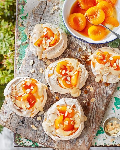 Almond pavlovas with amaretto custard, apricots and caramel sauce  We’ve added ground almonds to the meringue for a chewier and nuttier twist. Top with the caramelised apricots, caramel sauce, boozy custard and toasted almond flakes. You know it’s going to be good… Apricot Recipes, Table D Hote, Pavlova Recipe, Small Desserts, Toasted Almonds, Almond Cakes, Caramel Sauce, Lemon Curd, Pavlova