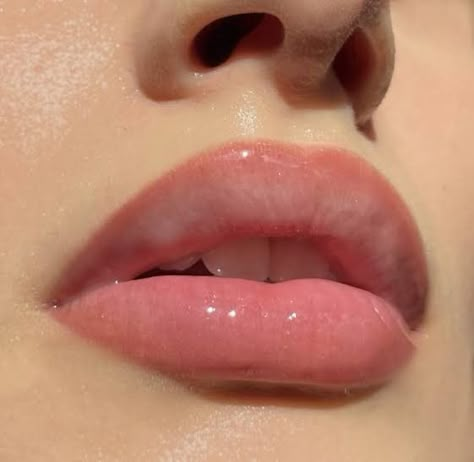 Mac Lipglass Clear, Wet Lip Look, Makeup Looks 90s, 90s Makeup Looks, Looks 90s, Trending Makeup Looks, Big Lips Natural, 90s Makeup Look, Vision 2024