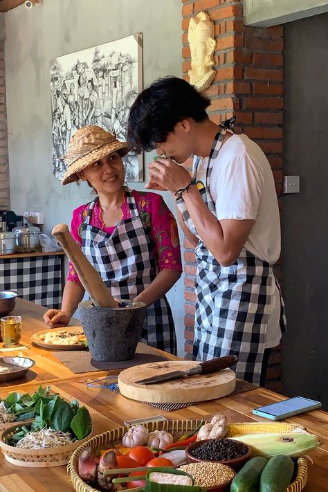 Balinese Authentic Food Cooking Class - Airbnb Sambel Matah, Sate Lilit, Balinese Food, Sambal Matah, Minced Chicken, Vegetarian Menu, Chicken Satay, Welcome Drink, Serving Drinks