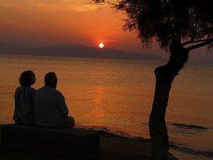 Couple At Sunset, Sunset Gif, Greece Sea, Couple Sitting, Shattered Dreams, Outdoor Couple, Sunset Silhouette, Vintage Photoshoot, Old Couples