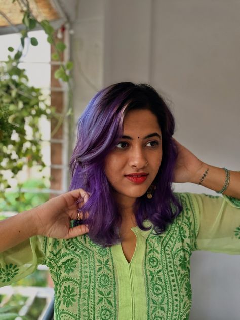 A violet / purple fade on Indian skin tone. Hair Colour Streak Ideas Indian, Purple Hair On Indian Skin, Coloured Hair On Indian Skin, Purple Hair Indian Skin, Hair Colour For Short Hair Indian Skin, Dusky Skin Hair Colour Ideas, Hair Colour Ideas For Indians, Purple Hair On Brown Skin, Hair Color For Dusky Indian Skin