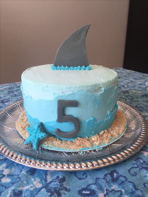 Ocean Birthday Party Cake, Easy Shark Cake, Shark Birthday Cakes For Boys, Diy Shark Cake, Shark Birthday Party Cake, Shark Cakes For Kids, Shark Fin Cake, Shark Cakes For Kids Boys, Shark Smash Cake