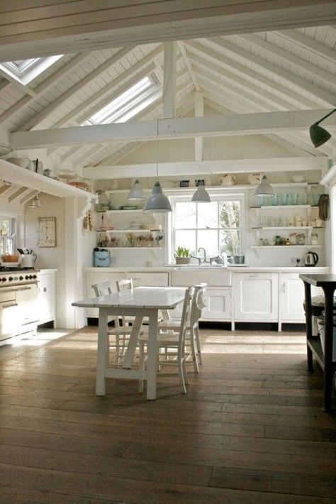 via Foster House Foster House, Vaulted Ceiling Kitchen, Style Cottage, Kitchen And Dining Room, Beach Cottage Style, English Country House, Design Del Prodotto, Beach Cottage, Vaulted Ceiling