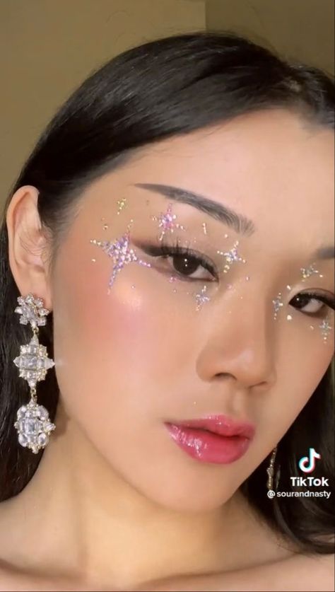 Under Eye Jewel Makeup, Black Gem Makeup Looks, Makeup With Glitter Stones, Facial Gems Make Up, Rhinestone Star Makeup, Eras Tour Makeup Ideas Folklore, Makeup With Beads, Gem Makeup Rhinestones, Eyeshadow Looks With Rhinestones