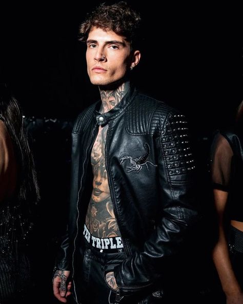 Mario Cyrus on Instagram: "@manny__hp #leathermen #manny #blackleatherjacket #jacket #leatherjacket #blackjacket #mensleatherjacket #instacool #instafashion…" Charlie Edwards, Tatted Men, Chest Tattoo Men, Liam Neeson, Clothes Men, Starry Eyed, Men's Leather Jacket, Man Style, Book Boyfriends