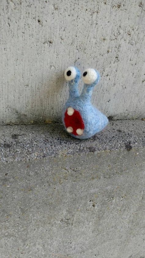 Funny Needle Felting, Funny Needle Felted Animals, Needle Felt Crafts Ideas, Weird Needle Felting, Simple Felting Projects, Needle Felt Monster, Felting Ideas Easy, Needle Felted Gifts, Needle Felted Monsters