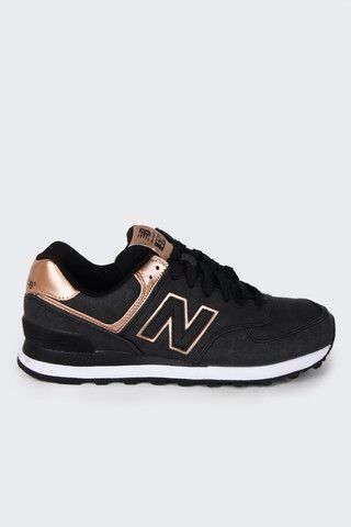 New Balance, negros con dorado Estilo Fitness, Basket Style, Athleisure Sneakers, New Balance Black, Balance Sneakers, Latest Shoe Trends, New Balance 574, New Balance Sneakers, Crazy Shoes