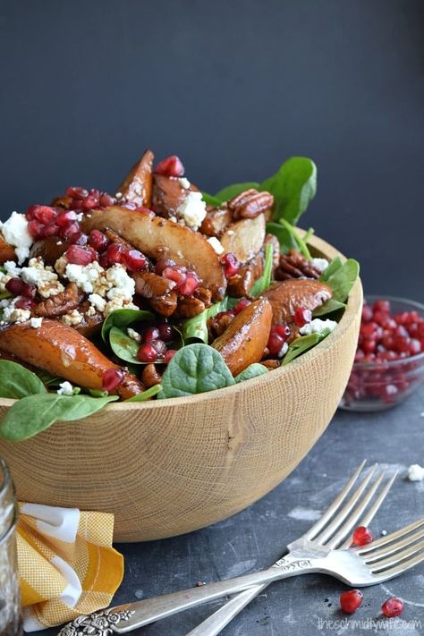 Pear Pecan Salad, Roasted Pear Salad, Homemade Balsamic Dressing, Roasted Pears, Christmas Salad Recipes, Homemade Balsamic Vinaigrette, Winter Salad Recipes, Holiday Side Dish, Roasted Pear