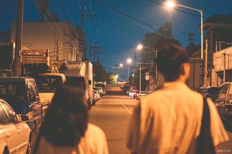 Girlfriend Material Faceless, Bus Romance, Highschool Love Aesthetic, Couple In Car Aesthetic, Faceless Ulzzang Girl, Walking At Night Aesthetic, Ulzzang Girl Faceless, Faceless Couple, Tiktok Content