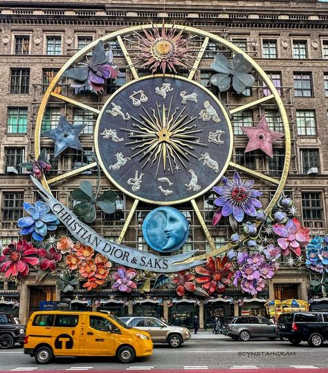 Cynthia (@cynstahgram) • Photos et vidéos Instagram Saks Fifth Avenue Aesthetic, Fifth Avenue Aesthetic, Dior Zodiac, Light Show, Carousel, Positive Vibes, Saks Fifth, Saks Fifth Avenue, Manhattan